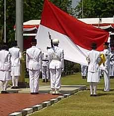 Suara Meriam Howitzer dan Sirine Warnai Detik-detik Upacara Agustusan